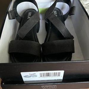 Mia sandals